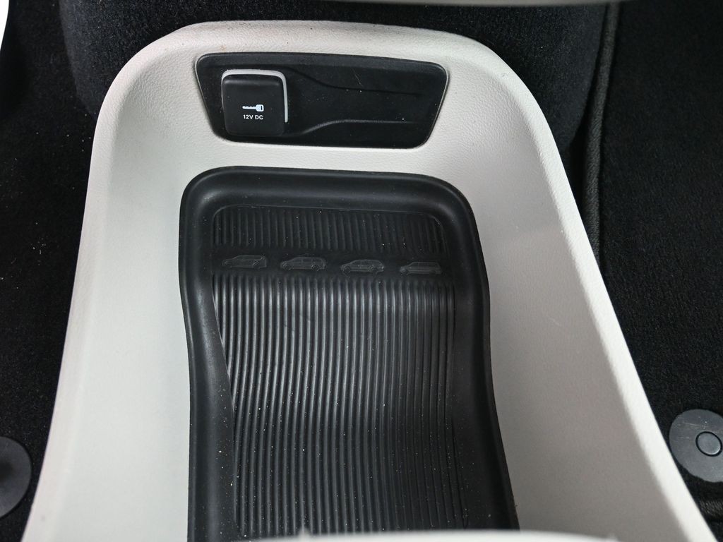 Chrysler Pacifica Vehicle Full-screen Gallery Image 17