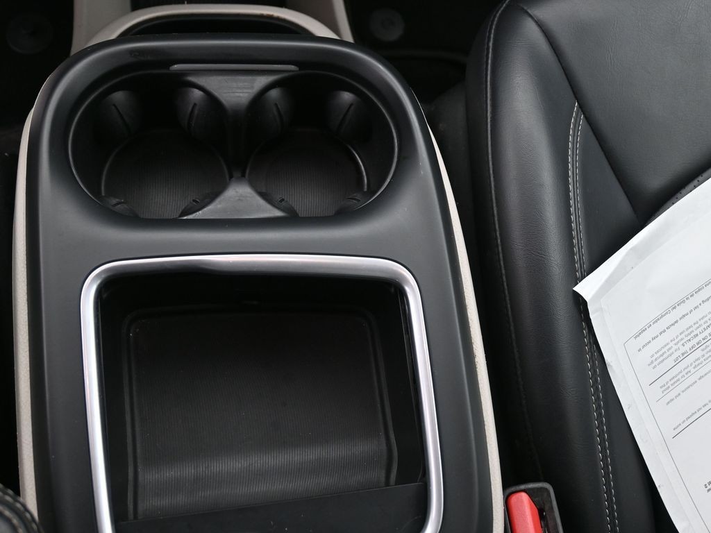 Chrysler Pacifica Vehicle Full-screen Gallery Image 19