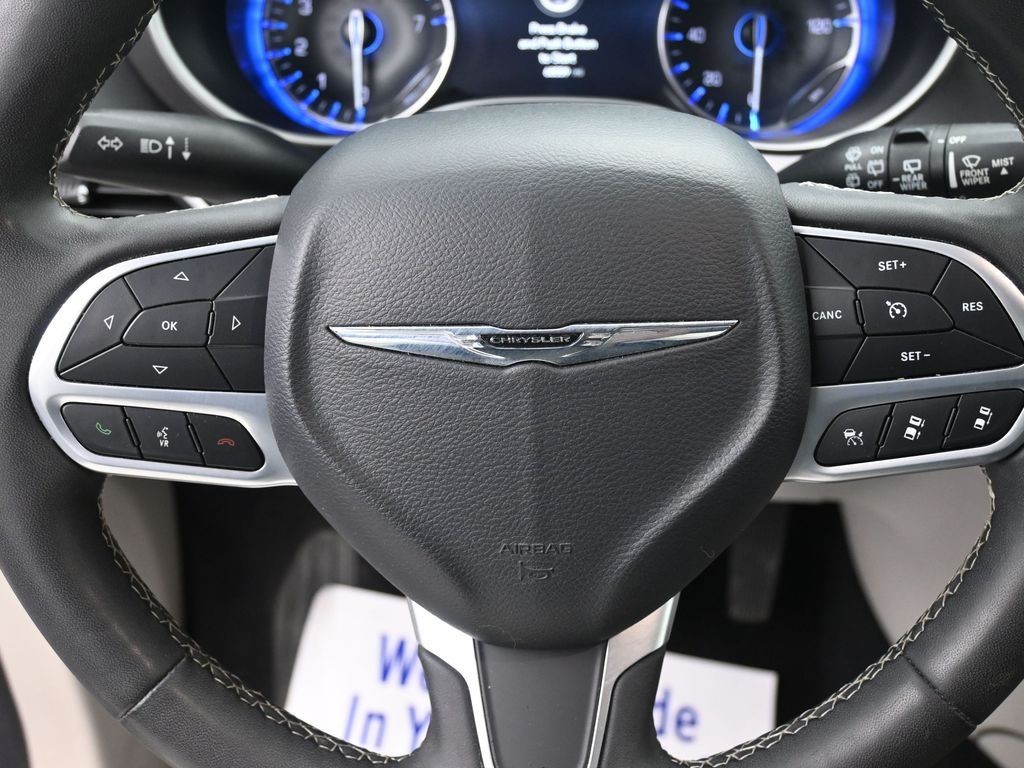 Chrysler Pacifica Vehicle Full-screen Gallery Image 21