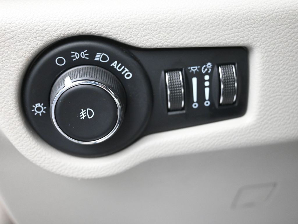 Chrysler Pacifica Vehicle Full-screen Gallery Image 22