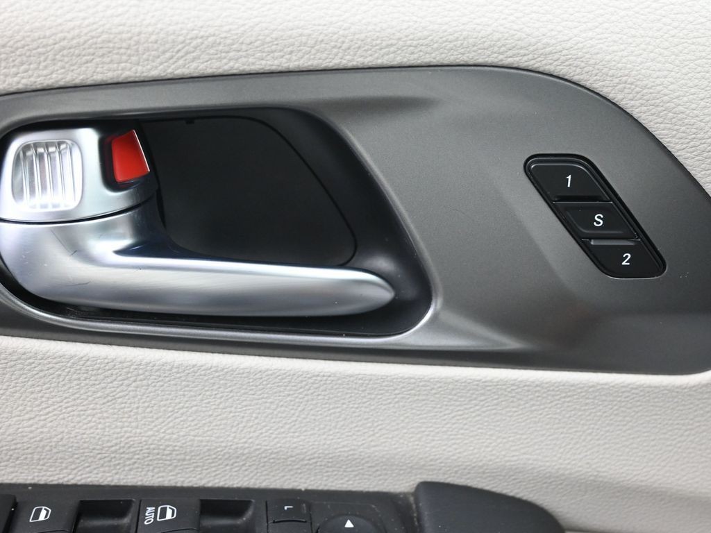 Chrysler Pacifica Vehicle Full-screen Gallery Image 23
