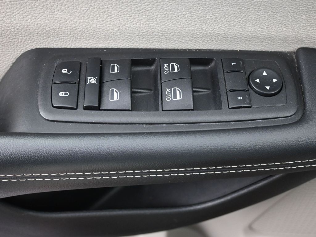 Chrysler Pacifica Vehicle Full-screen Gallery Image 24