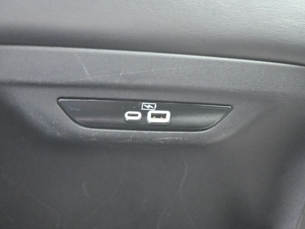 Chrysler Pacifica Vehicle Full-screen Gallery Image 25
