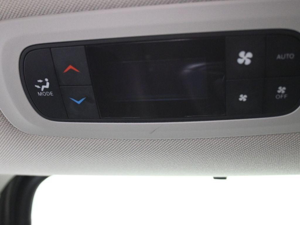 Chrysler Pacifica Vehicle Full-screen Gallery Image 27
