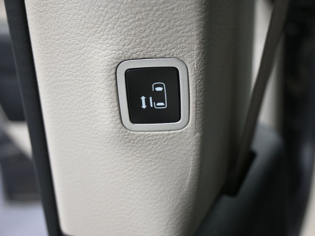 Chrysler Pacifica Vehicle Full-screen Gallery Image 29