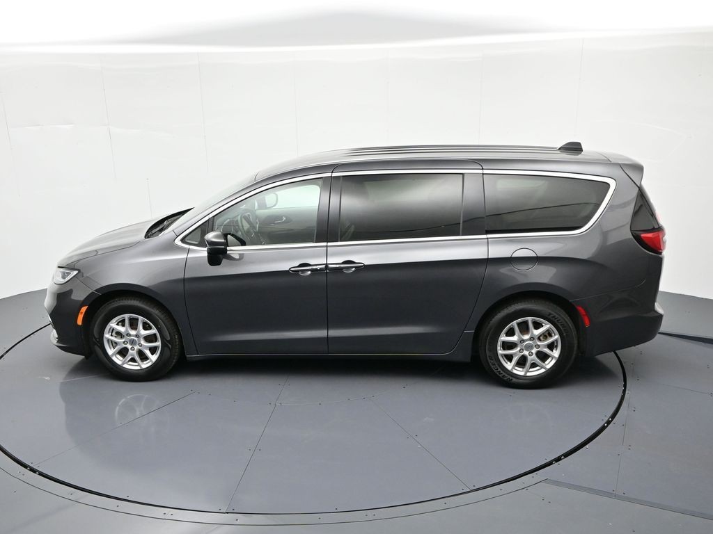 Chrysler Pacifica Vehicle Full-screen Gallery Image 33