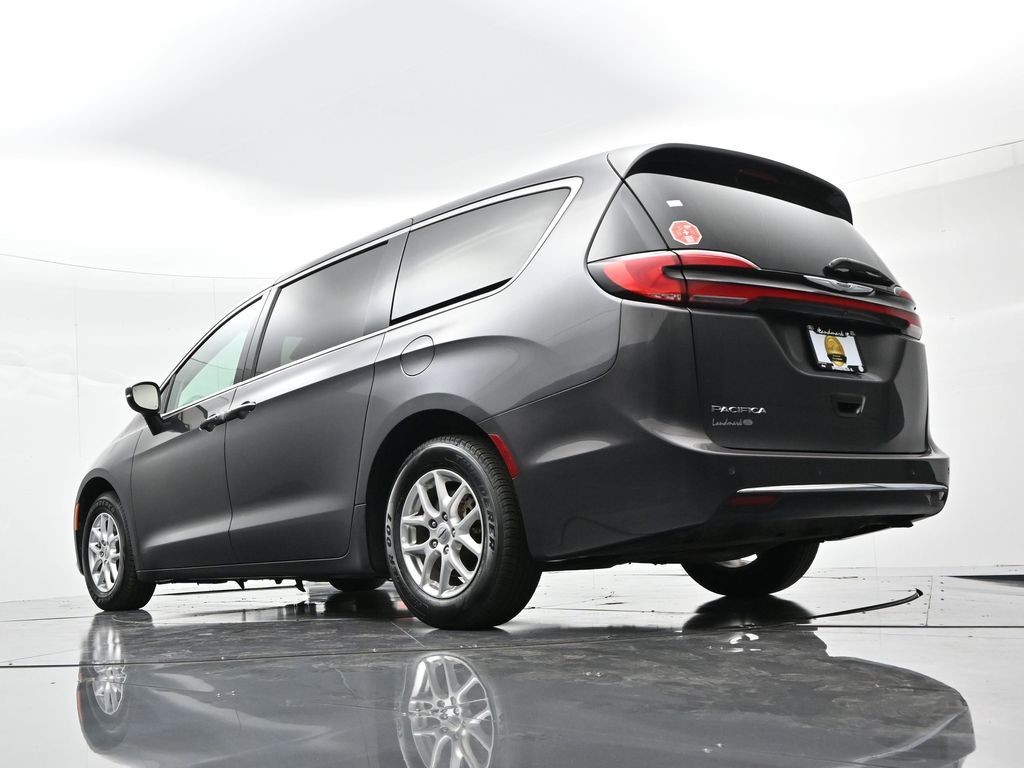 Chrysler Pacifica Vehicle Full-screen Gallery Image 34