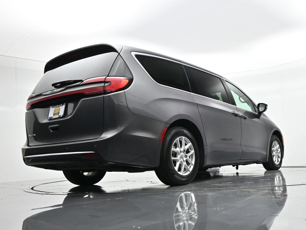 Chrysler Pacifica Vehicle Full-screen Gallery Image 36