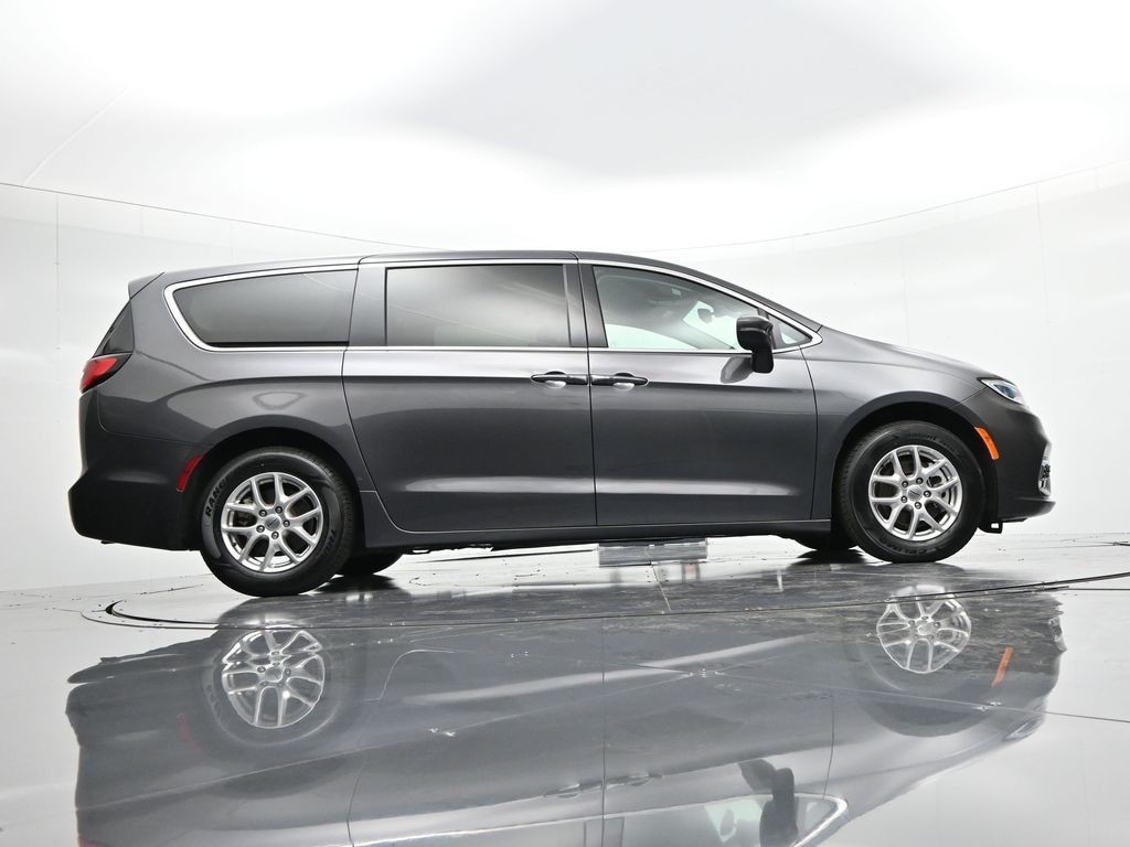 Chrysler Pacifica Vehicle Full-screen Gallery Image 37