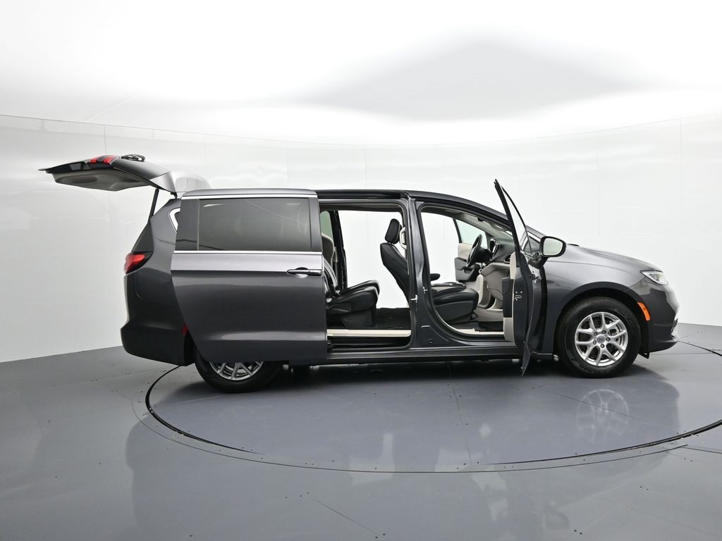 Chrysler Pacifica Vehicle Full-screen Gallery Image 38