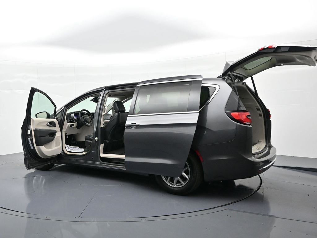 Chrysler Pacifica Vehicle Full-screen Gallery Image 39