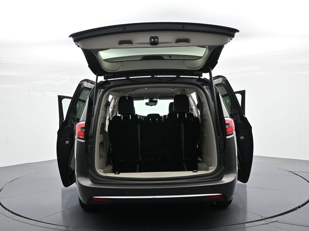 Chrysler Pacifica Vehicle Full-screen Gallery Image 41
