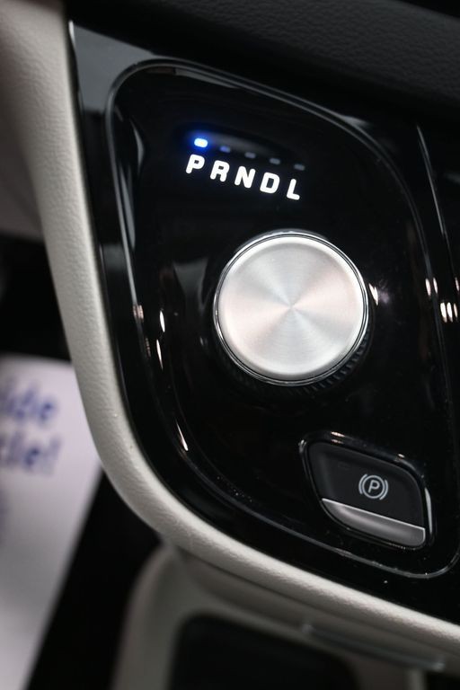 Chrysler Pacifica Vehicle Full-screen Gallery Image 14
