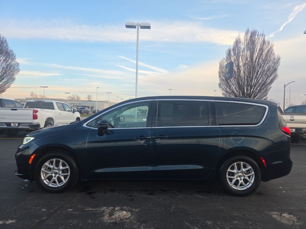 Chrysler Pacifica Vehicle Full-screen Gallery Image 3