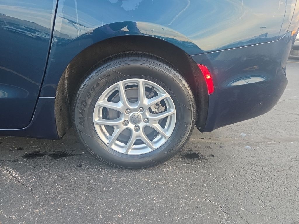 Chrysler Pacifica Vehicle Full-screen Gallery Image 4