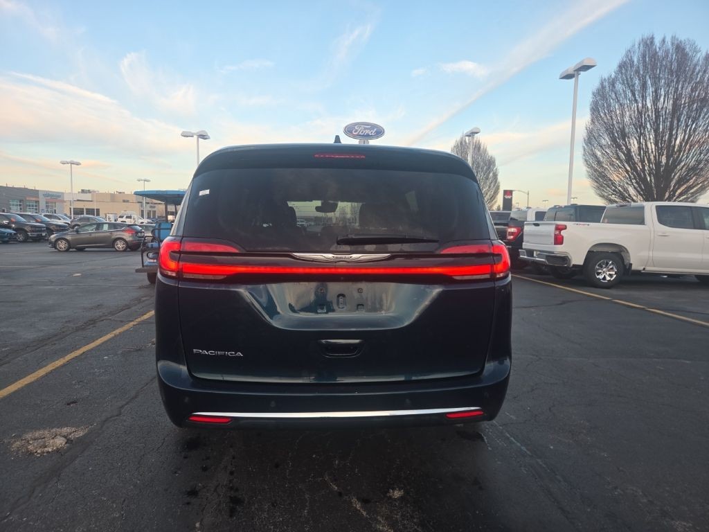 Chrysler Pacifica Vehicle Full-screen Gallery Image 5