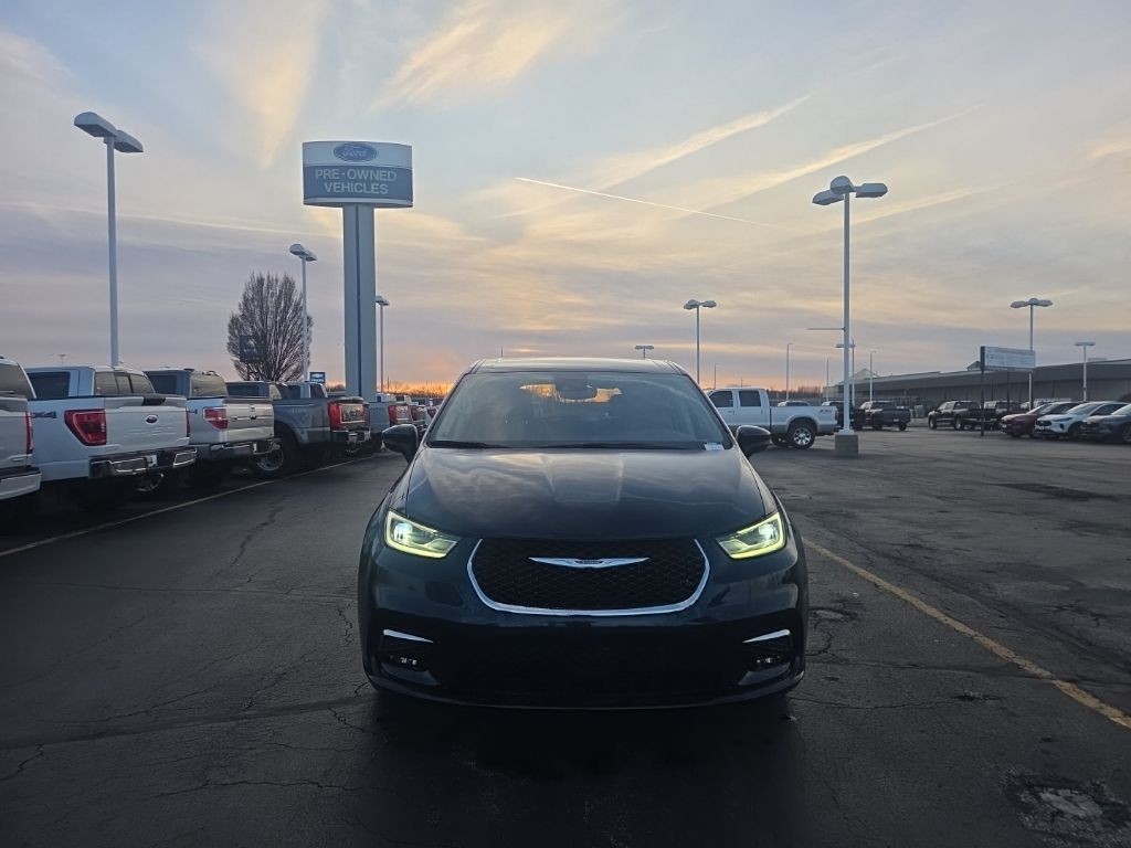 Chrysler Pacifica Vehicle Full-screen Gallery Image 8