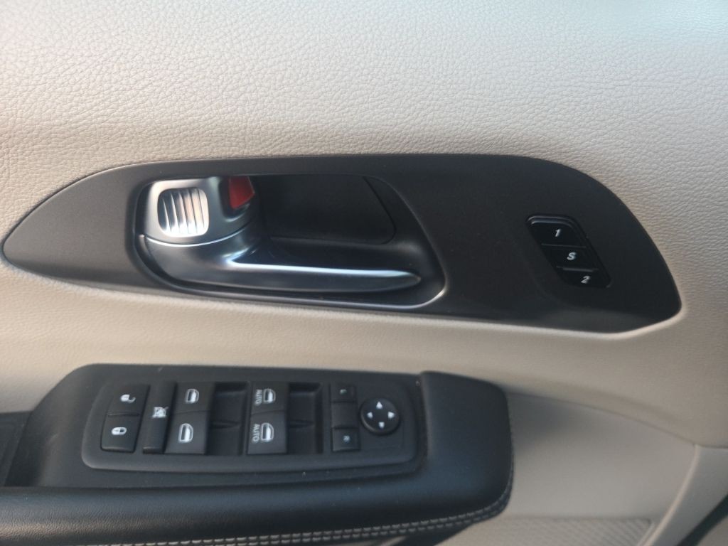 Chrysler Pacifica Vehicle Full-screen Gallery Image 9