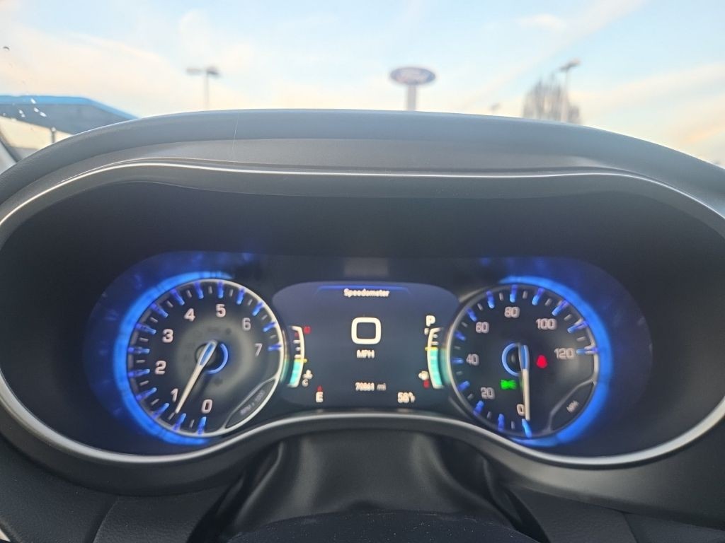 Chrysler Pacifica Vehicle Full-screen Gallery Image 10