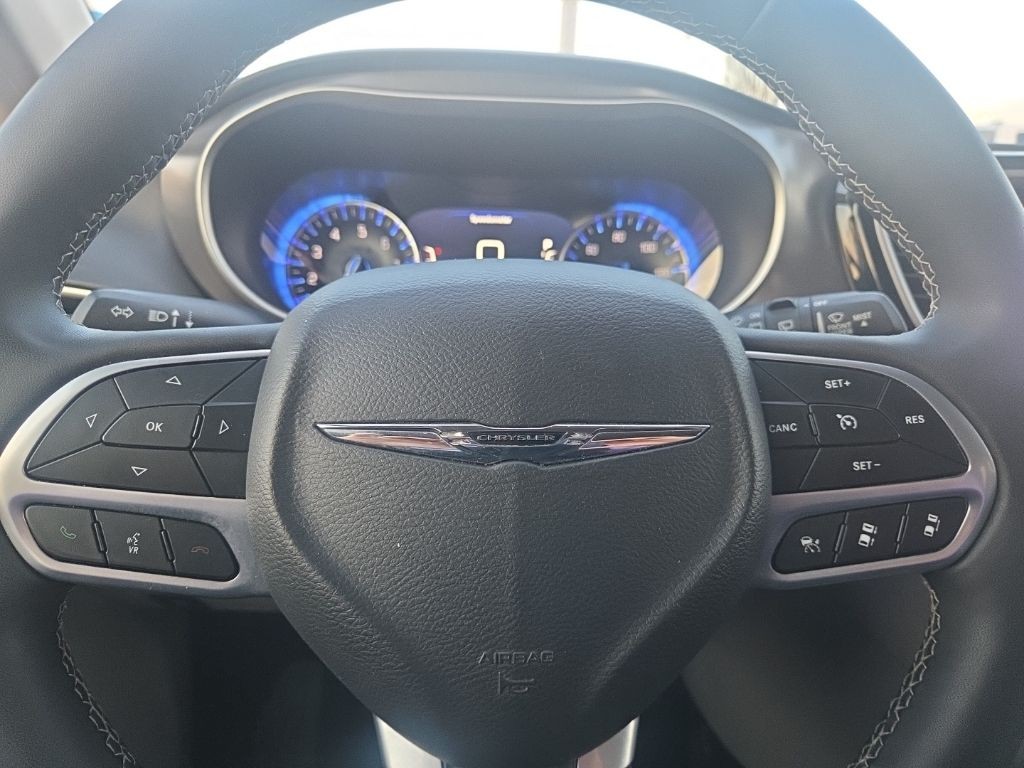 Chrysler Pacifica Vehicle Full-screen Gallery Image 11