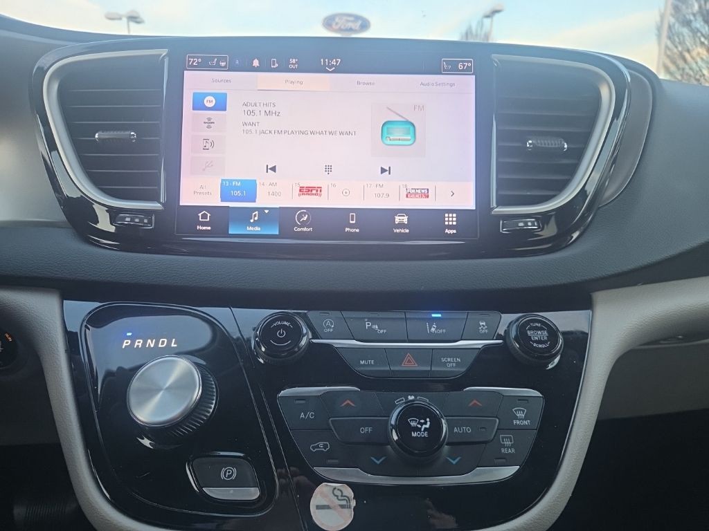 Chrysler Pacifica Vehicle Full-screen Gallery Image 12