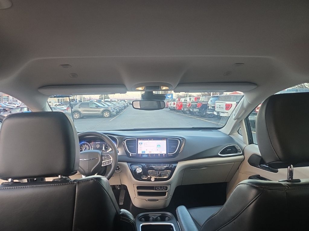 Chrysler Pacifica Vehicle Full-screen Gallery Image 15