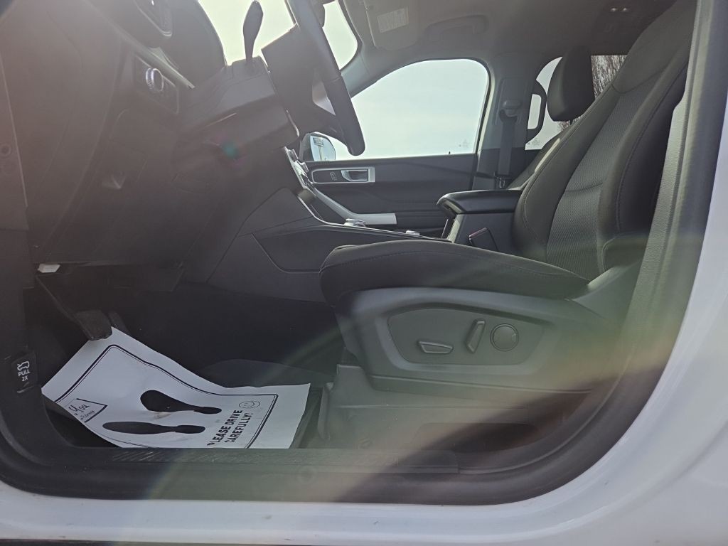 Ford Explorer Vehicle Full-screen Gallery Image 02