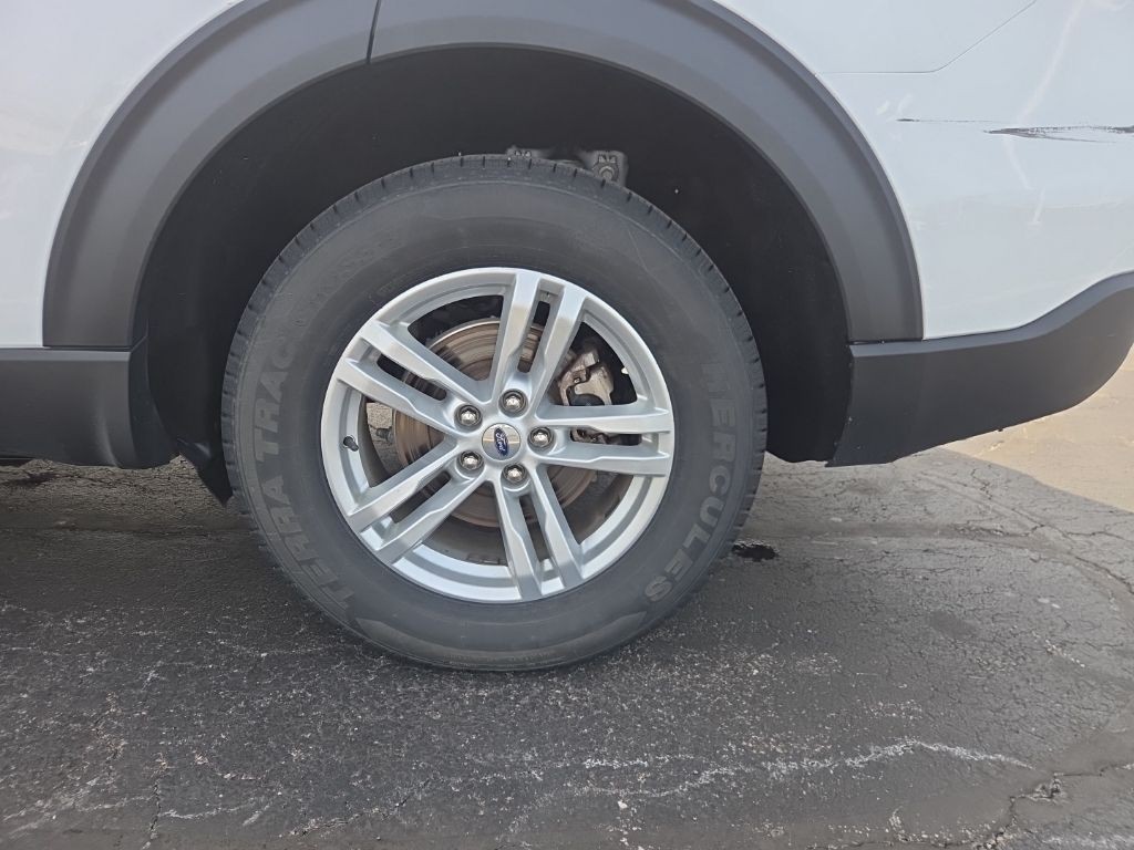 Ford Explorer Vehicle Full-screen Gallery Image 04