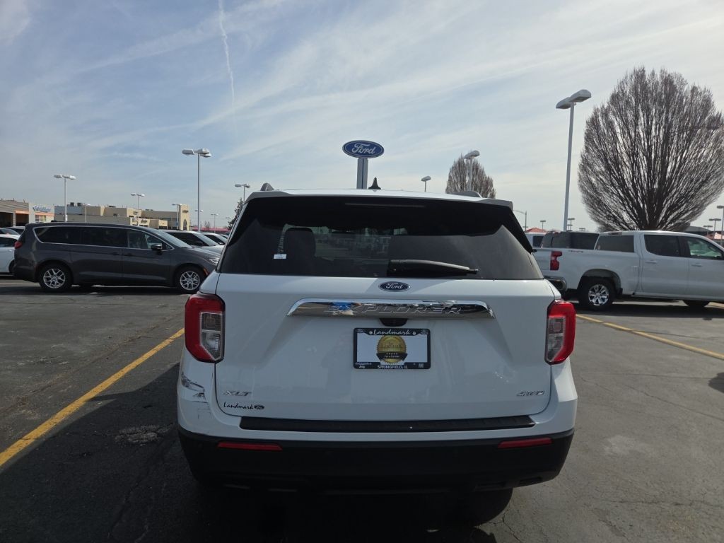 Ford Explorer Vehicle Full-screen Gallery Image 05