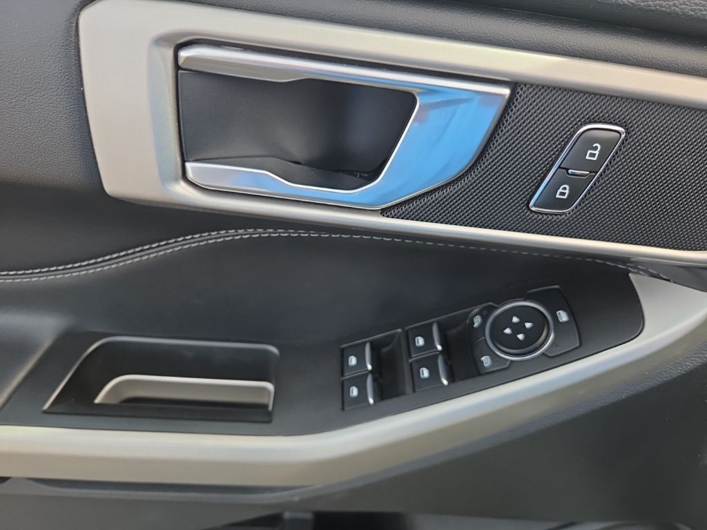 Ford Explorer Vehicle Full-screen Gallery Image 09