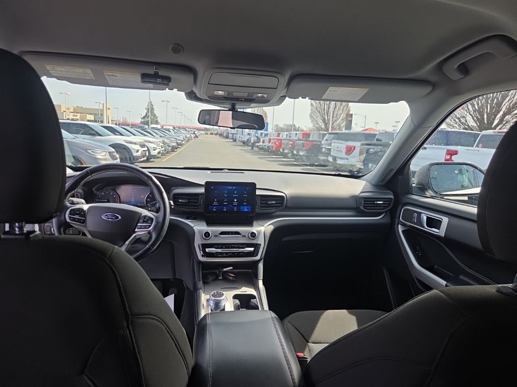 Ford Explorer Vehicle Full-screen Gallery Image 17