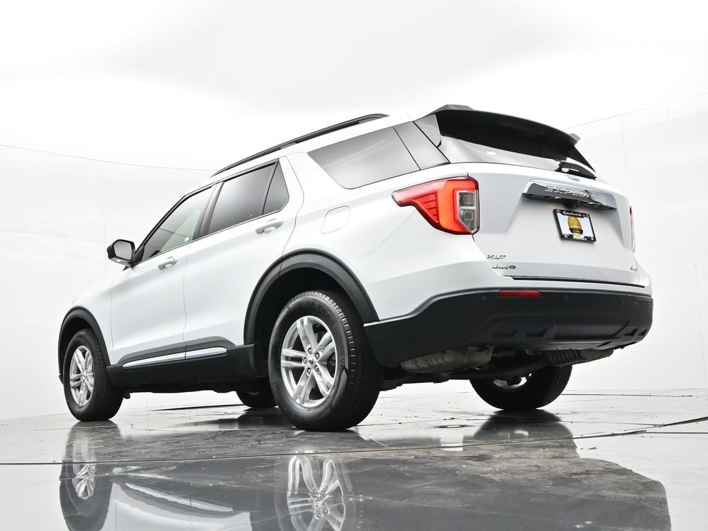 Ford Explorer Vehicle Full-screen Gallery Image 25