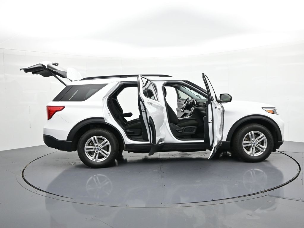 Ford Explorer Vehicle Full-screen Gallery Image 29