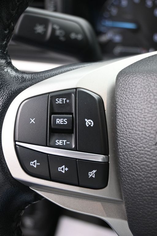 Ford Explorer Vehicle Full-screen Gallery Image 18