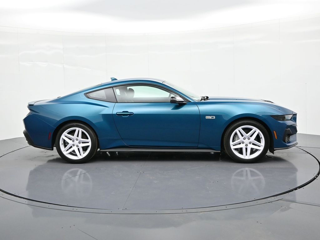 Ford Mustang Vehicle Full-screen Gallery Image 5