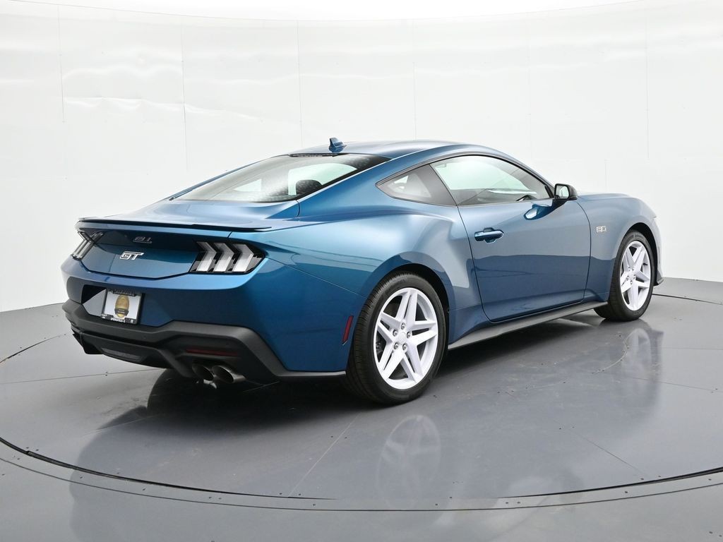 Ford Mustang Vehicle Full-screen Gallery Image 6