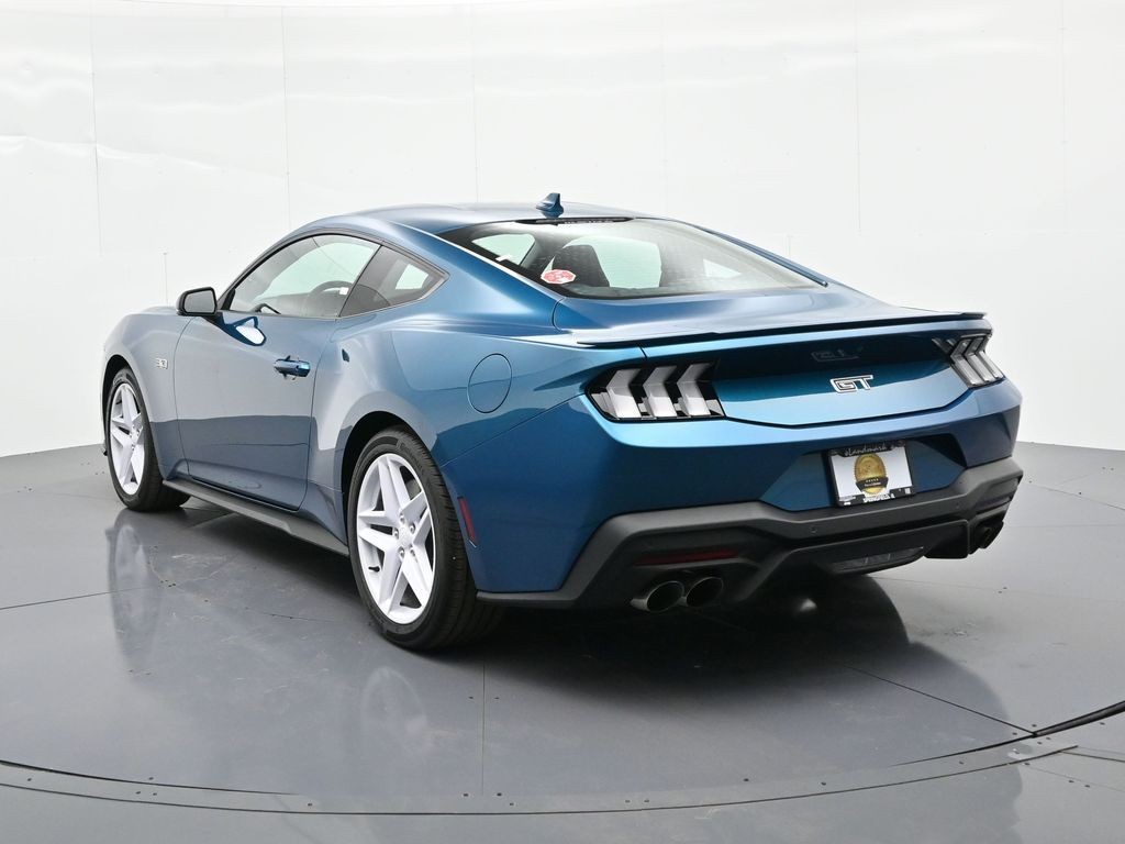 Ford Mustang Vehicle Full-screen Gallery Image 8