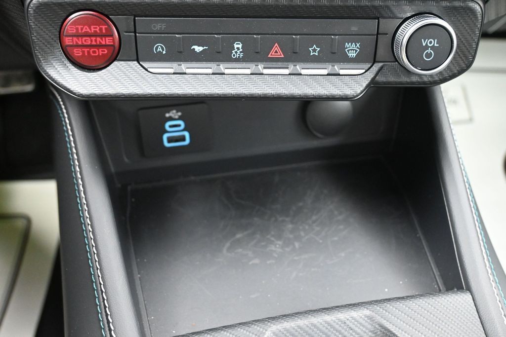 Ford Mustang Vehicle Full-screen Gallery Image 13