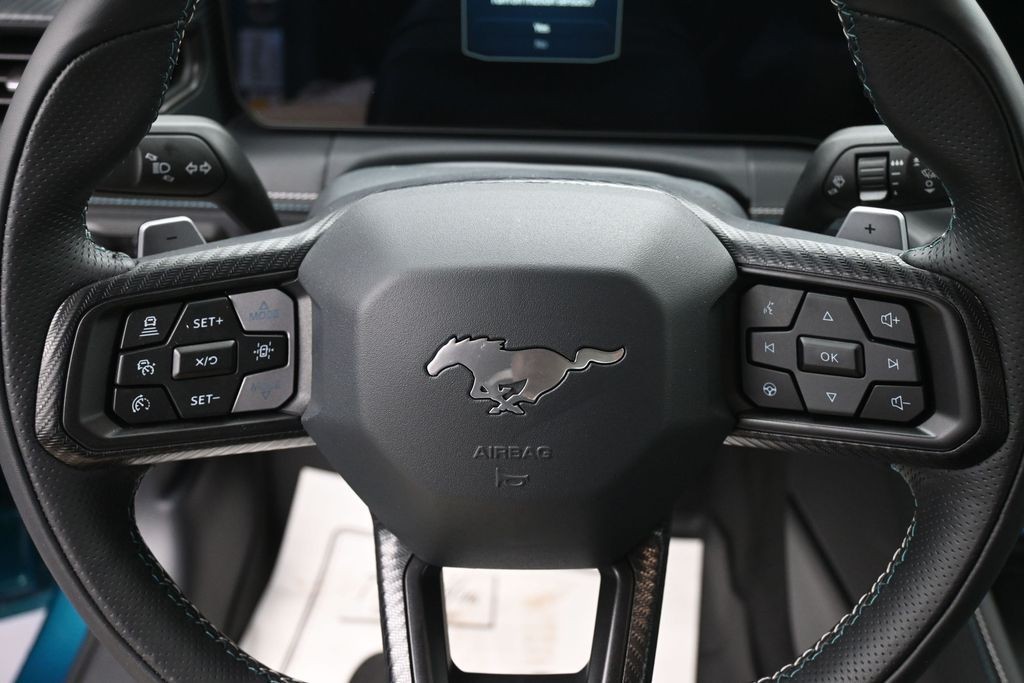 Ford Mustang Vehicle Full-screen Gallery Image 17