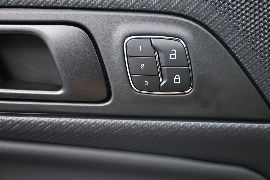 Ford Mustang Vehicle Full-screen Gallery Image 21