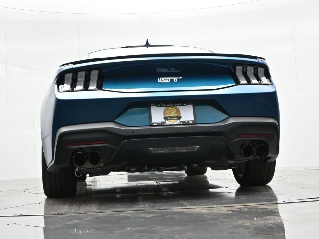 Ford Mustang Vehicle Full-screen Gallery Image 28
