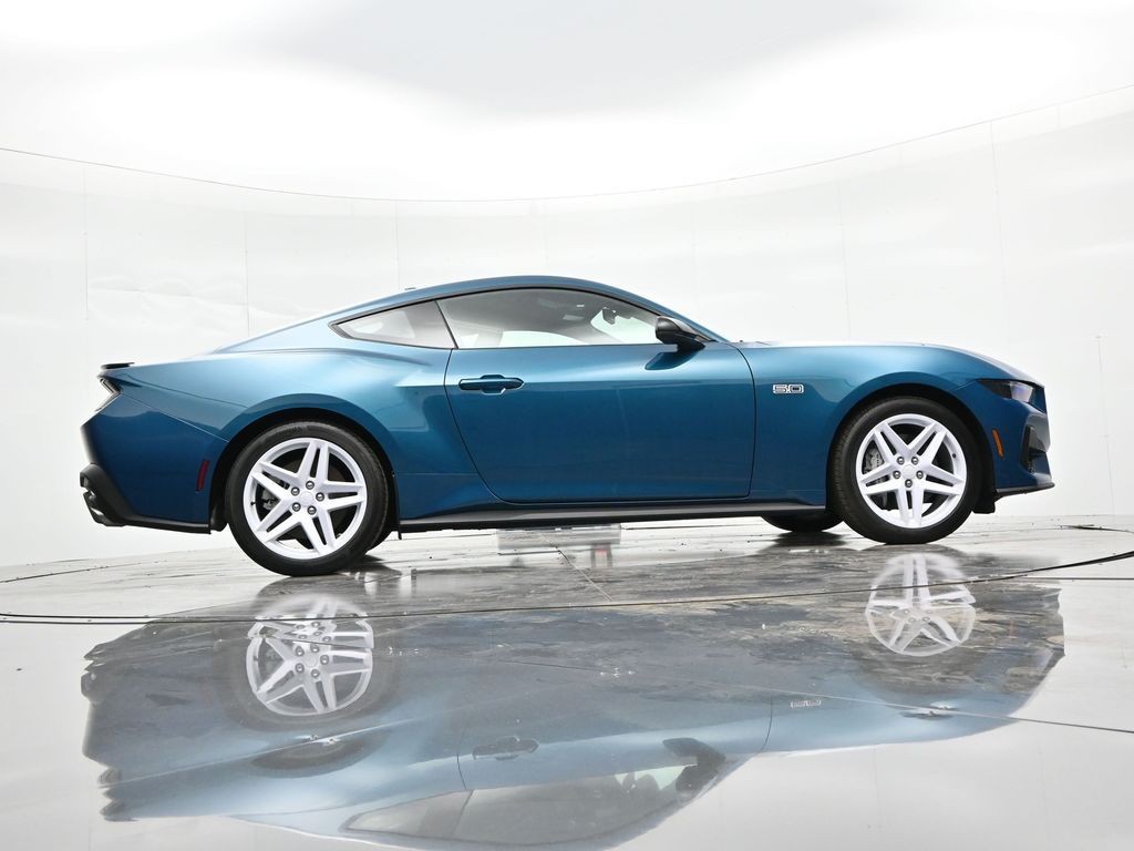 Ford Mustang Vehicle Full-screen Gallery Image 30