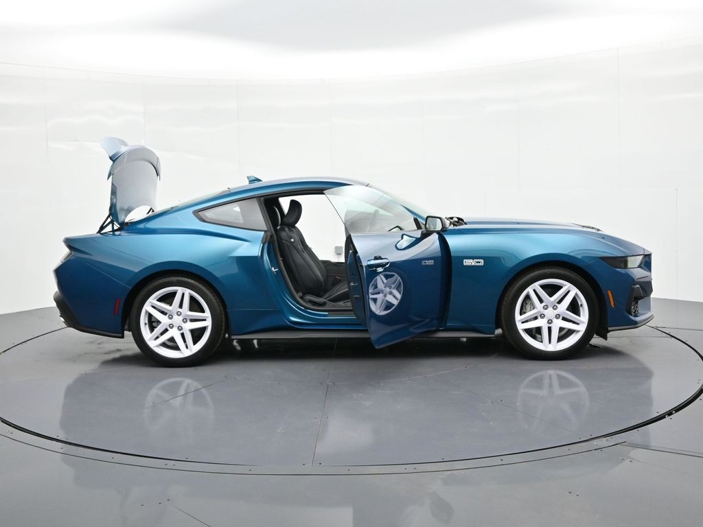 Ford Mustang Vehicle Full-screen Gallery Image 31