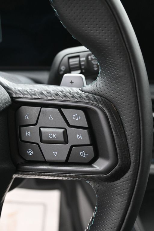 Ford Mustang Vehicle Full-screen Gallery Image 18
