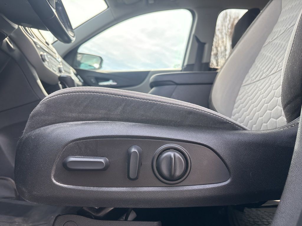 Chevrolet Equinox Vehicle Full-screen Gallery Image 2