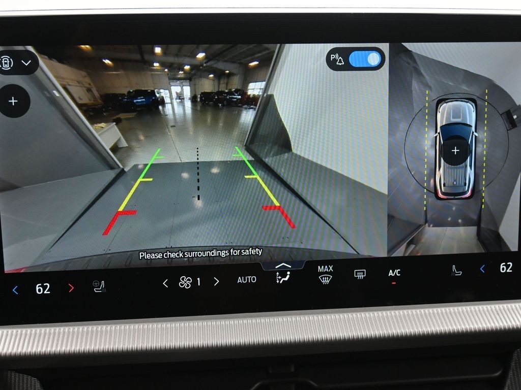 Ford Explorer Vehicle Full-screen Gallery Image 12