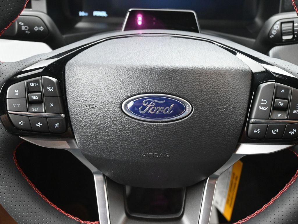 Ford Explorer Vehicle Full-screen Gallery Image 18