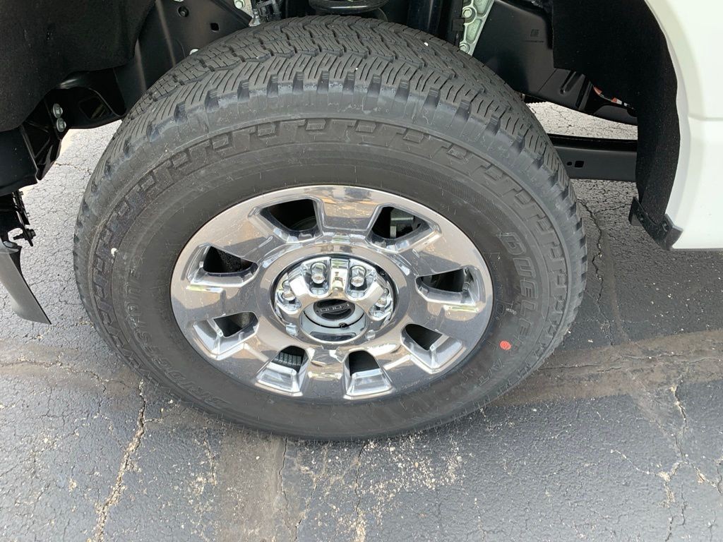 Ford F-250SD Vehicle Full-screen Gallery Image 2