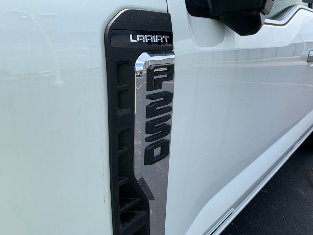 Ford F-250SD Vehicle Full-screen Gallery Image 3