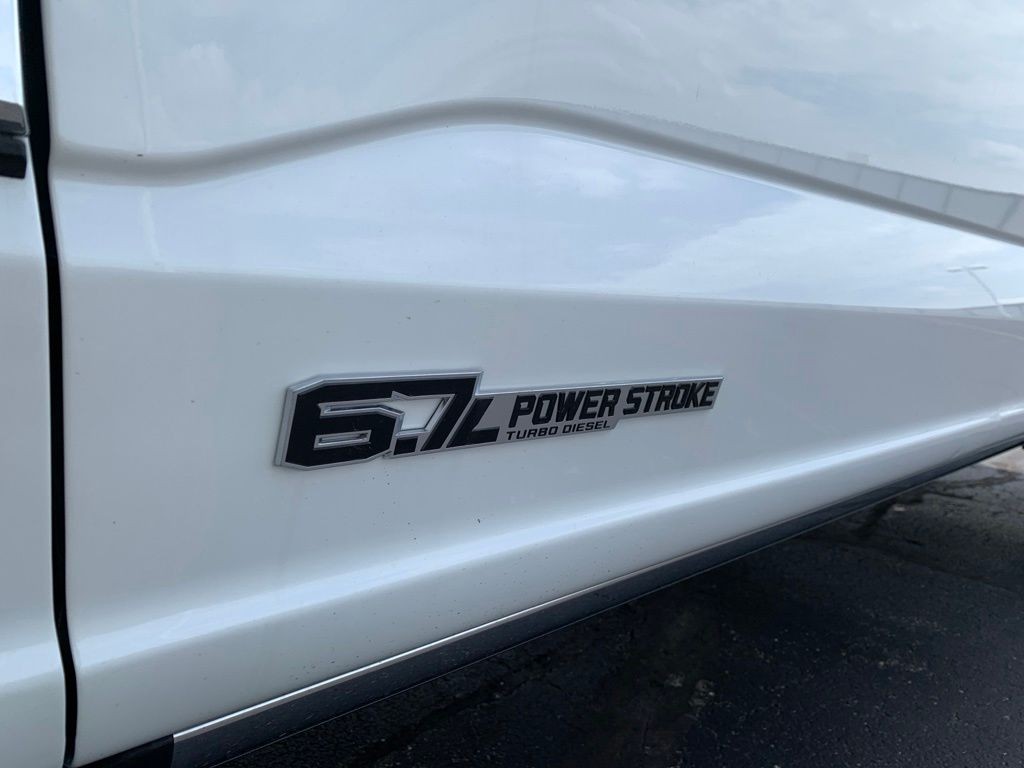 Ford F-250SD Vehicle Full-screen Gallery Image 4